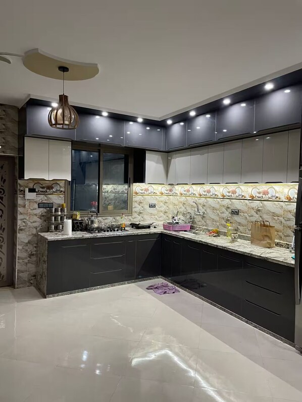 Lemari es besar, microwave, oven, dan kompor