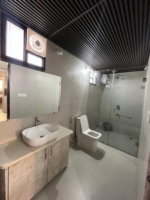 Buồng tắm vòi sen, đồ dùng nhà tắm miễn phí, xà phòng 