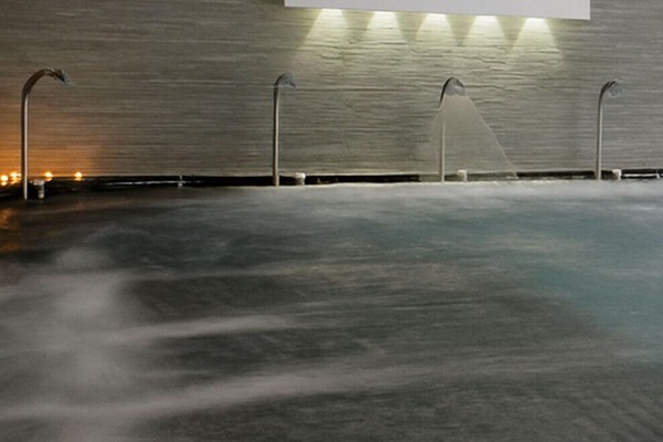 Indoor spa tub