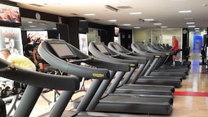 A gym with multiple treadmills lined up in rows. - Residence Roman (Pomezia)