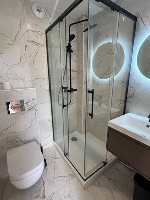 Shower, hair dryer, towels, soap - Maison Sword Beach (Ouistreham)