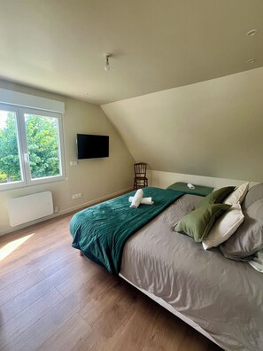 3 bedrooms, desk, iron/ironing board, travel cot