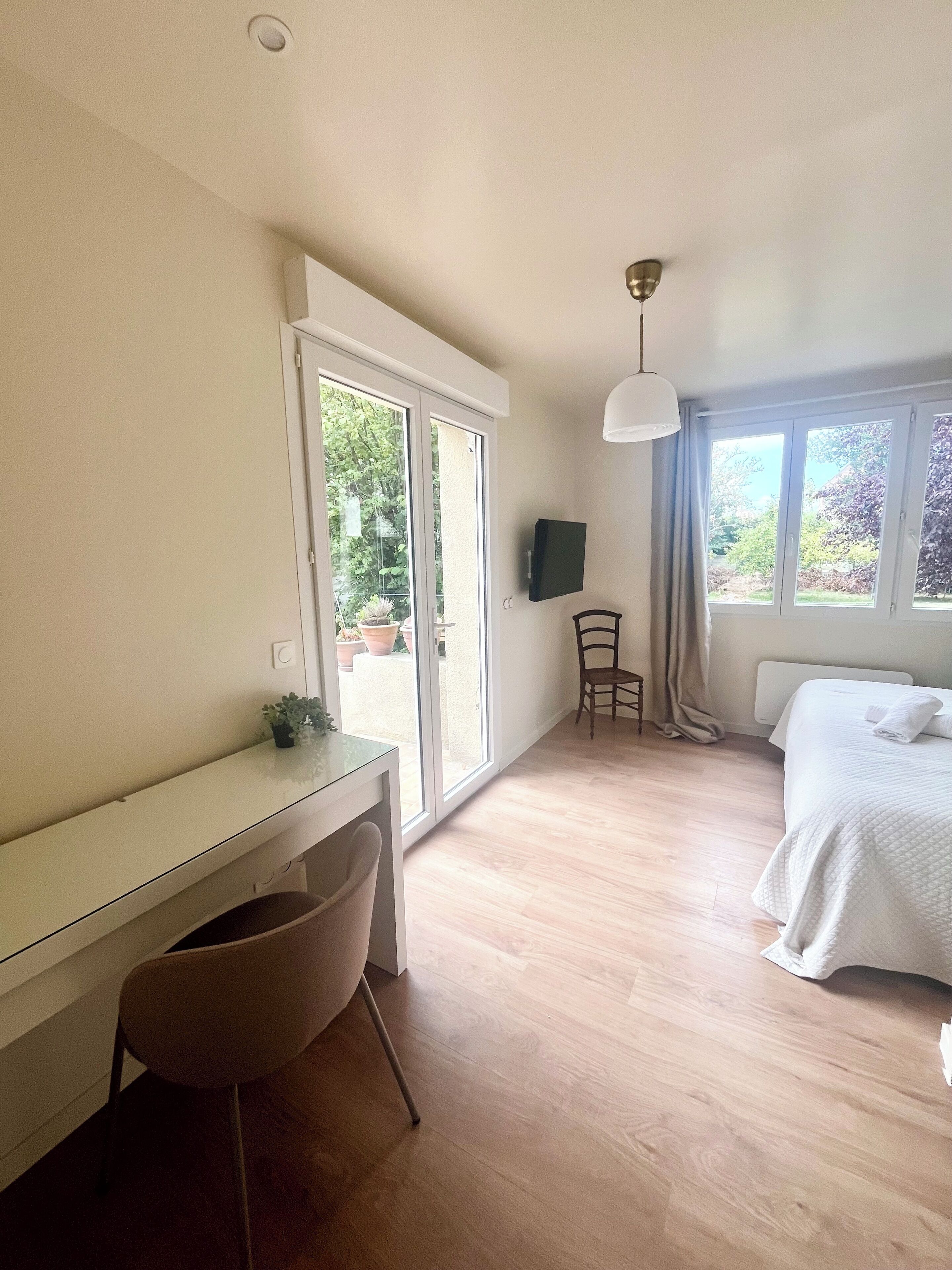 3 dormitorios, escritorio, tabla de planchar con plancha y cuna de viaje