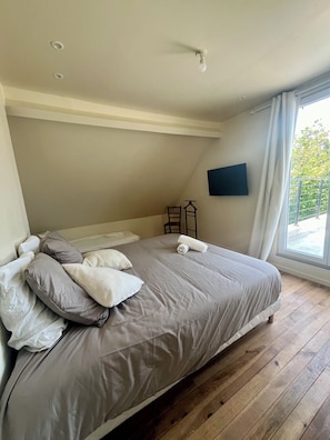 3 Schlafzimmer, Schreibtisch, Bügeleisen/Bügelbrett, Reisekinderbett