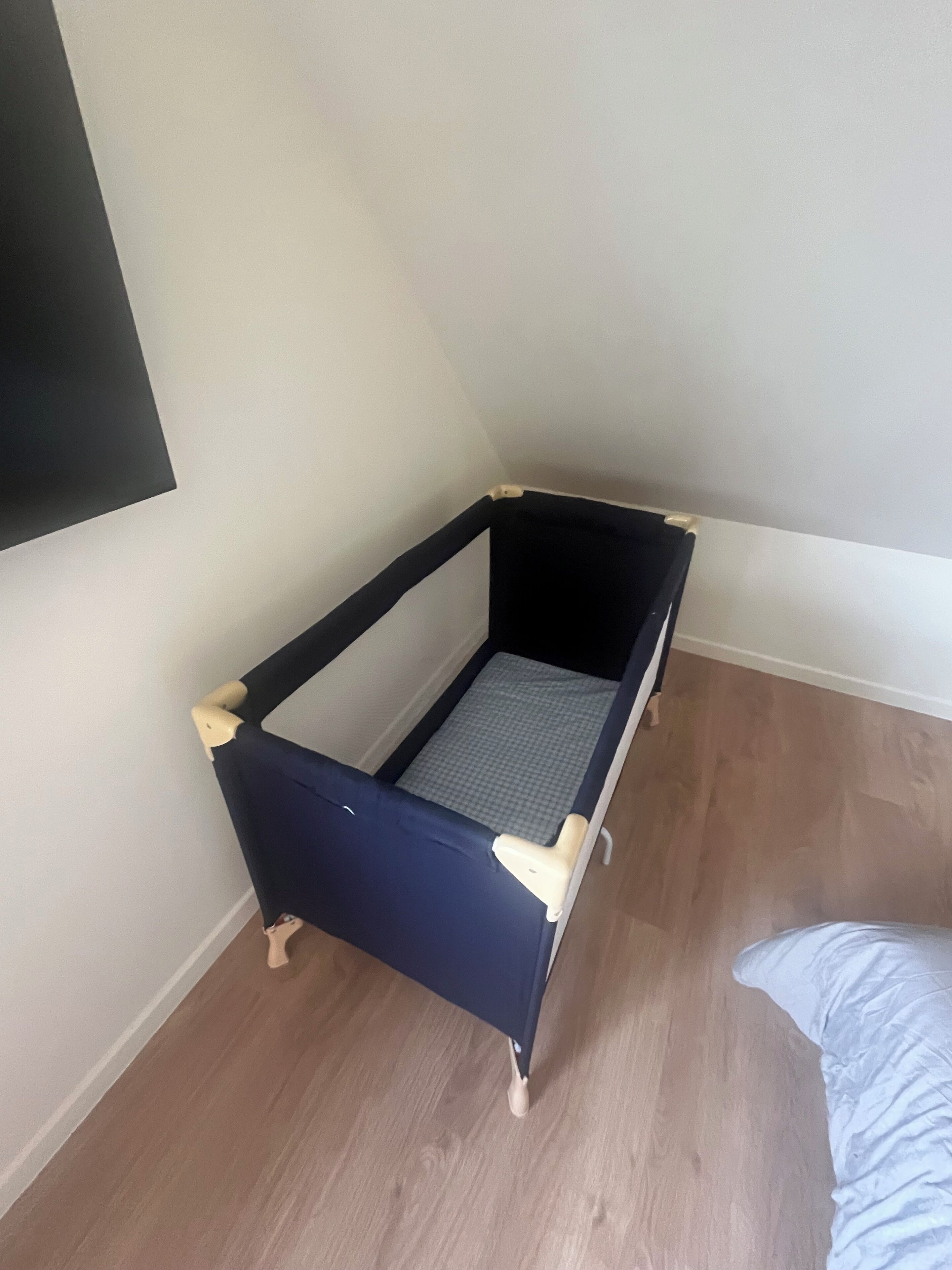 3 chambres, bureau, fer et planche à repasser, lit parapluie