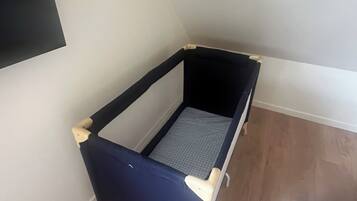 3 chambres, bureau, fer et planche à repasser, lit parapluie