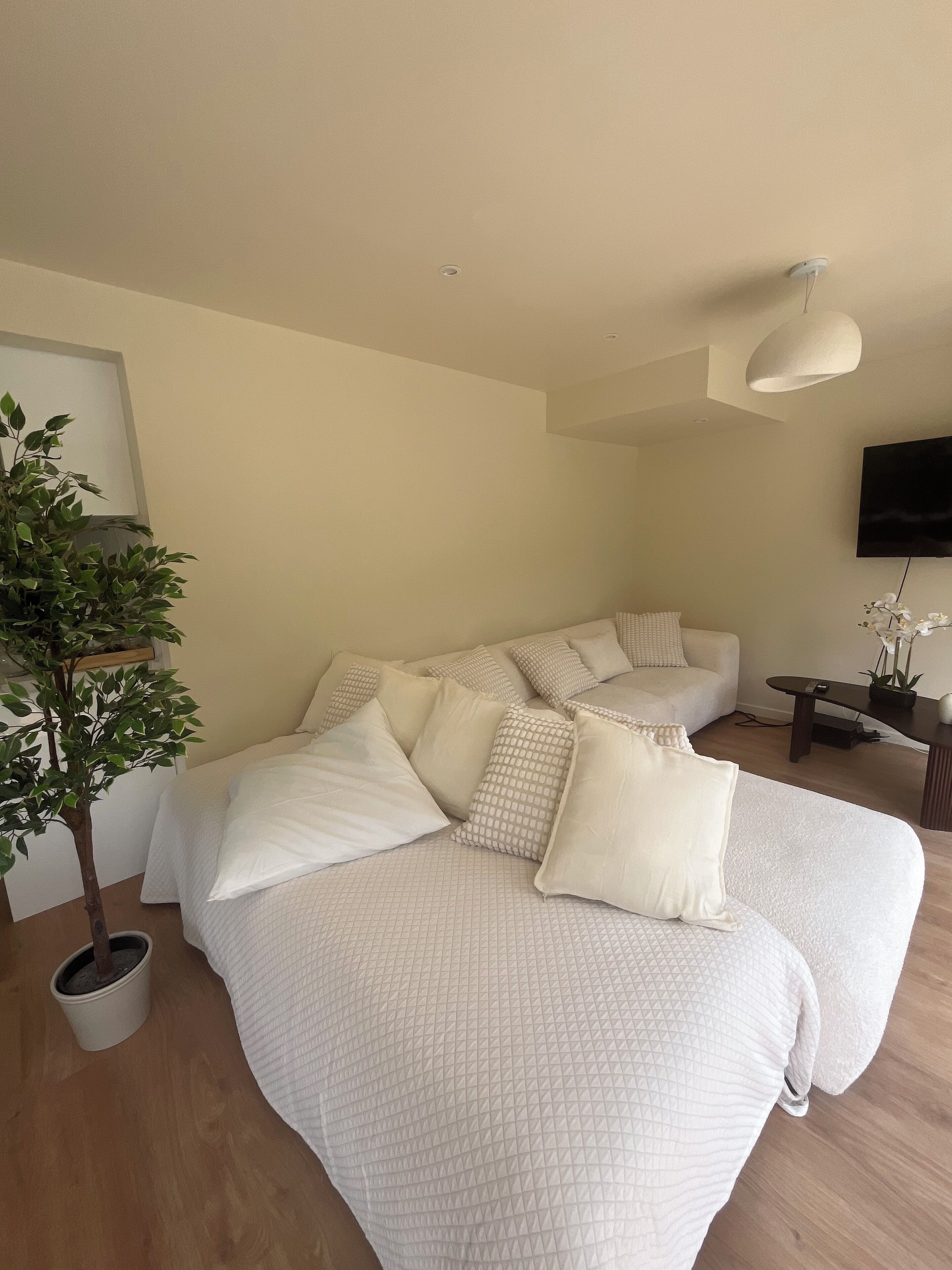 3 habitaciones, escritorio y tabla de planchar con plancha 