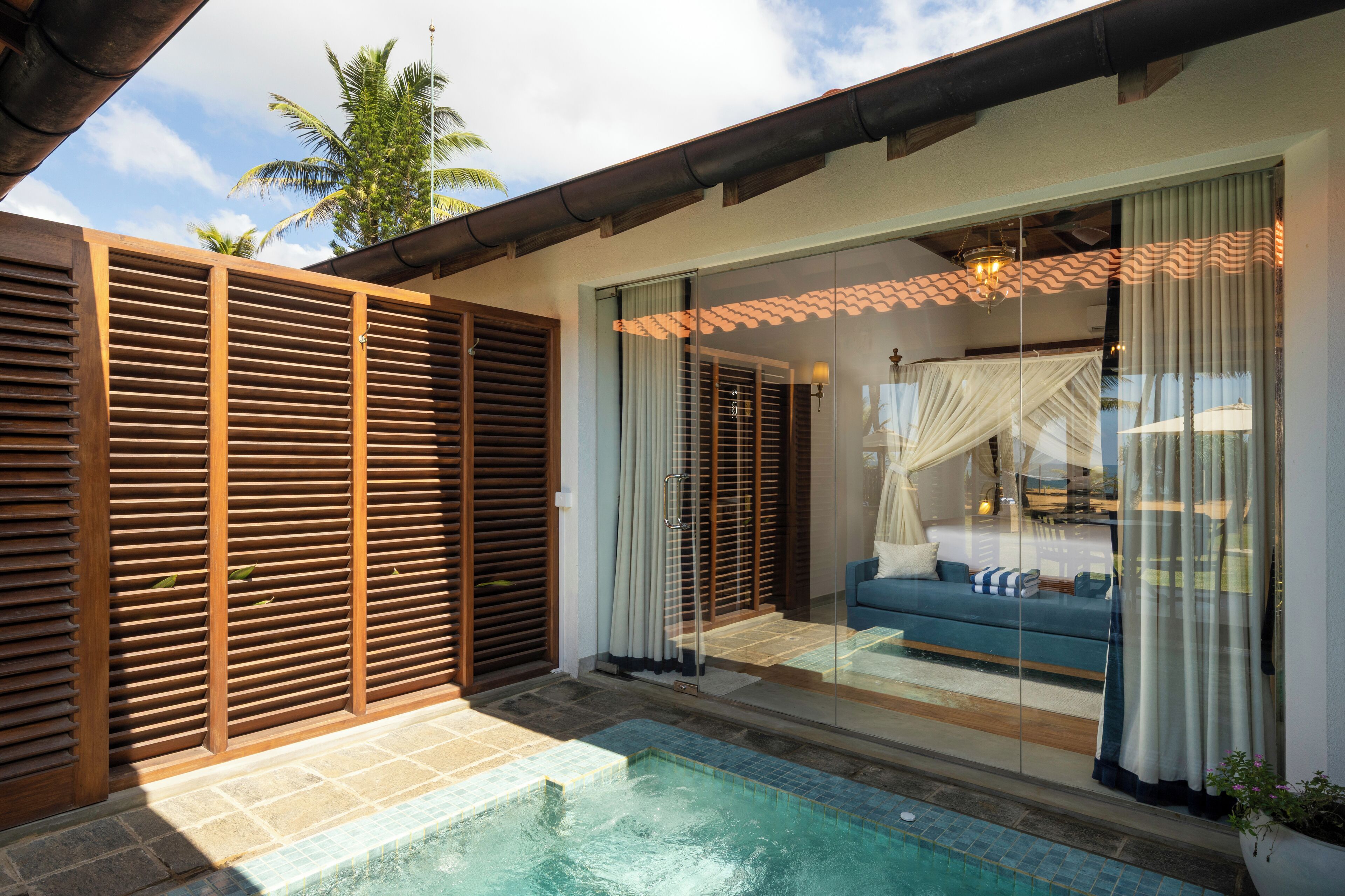 Habitación doble Deluxe, alberca privada, vista al mar | Caja de seguridad en la habitación, escritorio y insonorización 