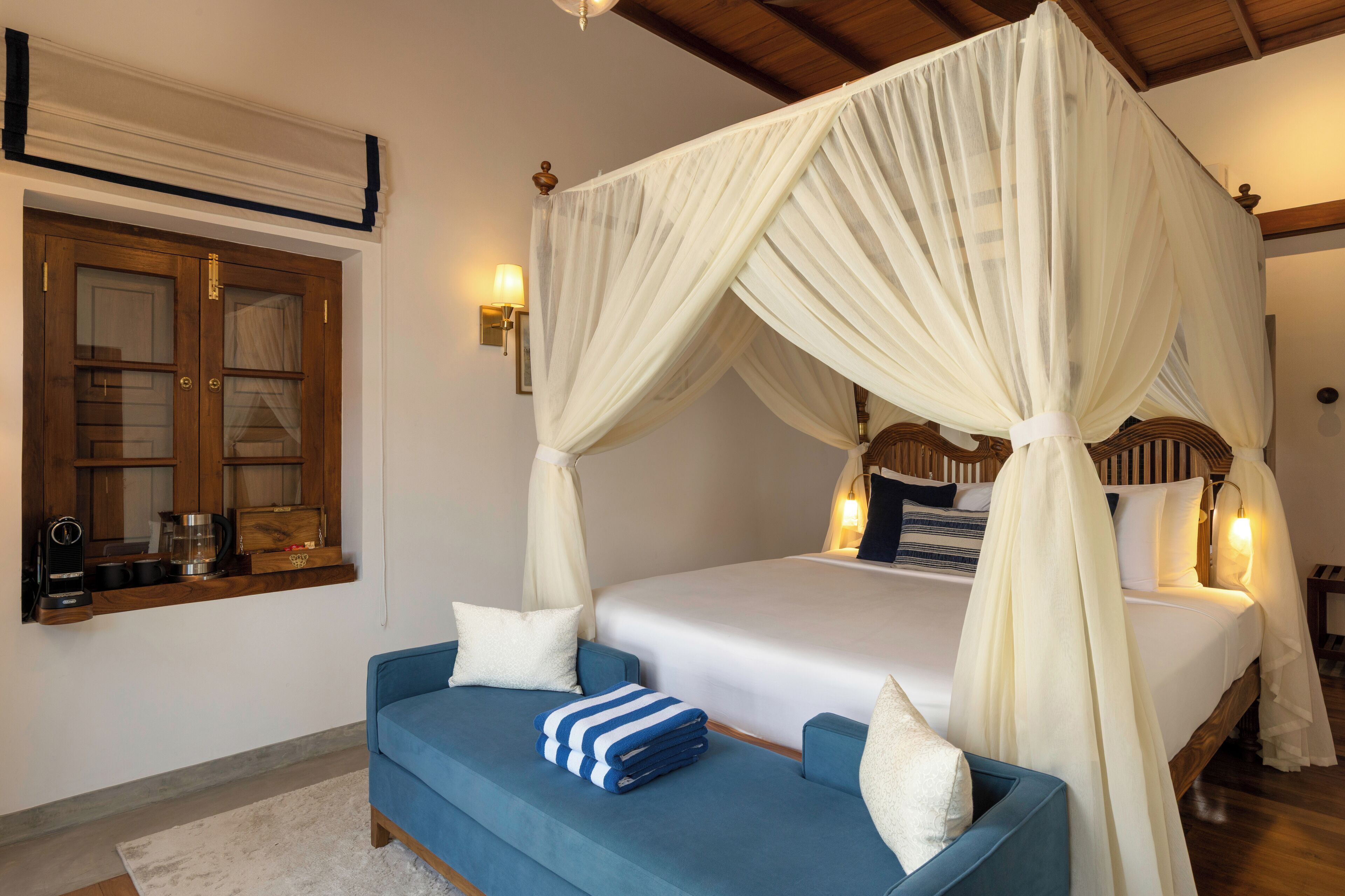 Deluxe tweepersoonskamer, privézwembad, uitzicht op zee | Een kluis op de kamer, een bureau, geluiddichte muren