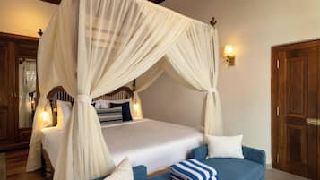 Caja de seguridad en la habitación y escritorio