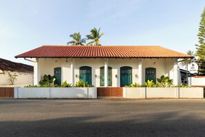 ด้านหน้าที่พัก