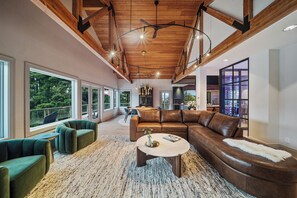 Smart TV, fireplace, stereo, offices - Alaska Glacier Waterfront, Hot Tub & Mountain View (Juneau)
