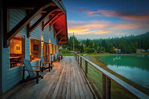 Alaska Glacier | Waterfront, Hot Tub & Mountain View