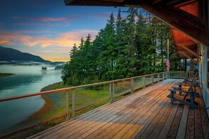 Terrace/patio - Alaska Glacier Waterfront, Hot Tub & Mountain View (Juneau)