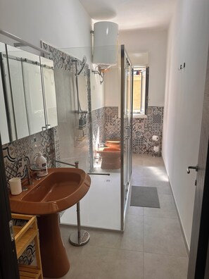 Shower, hair dryer, bidet, towels - Spacious, newly renovated apartment a few kilometers from Agrigento (Aragona)