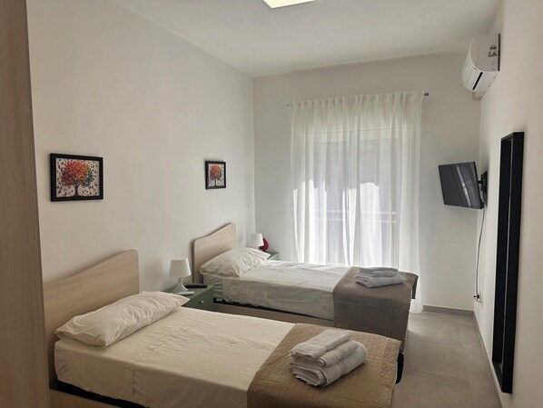 4 bedrooms, iron/ironing board, WiFi, bed sheets