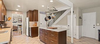 5-Bedroom Farmhouse near Country Club