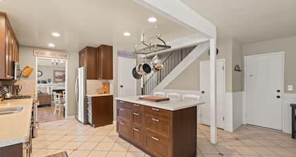 5-Bedroom Farmhouse near Country Club