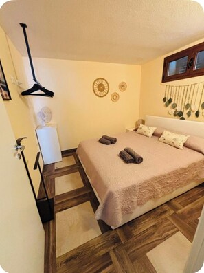 Iron/ironing board, travel cot, free WiFi, bed sheets