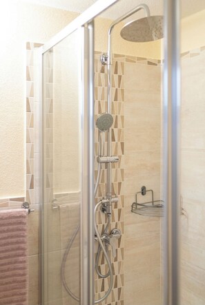 Dusche, Haartrockner, Bidet, Handtücher