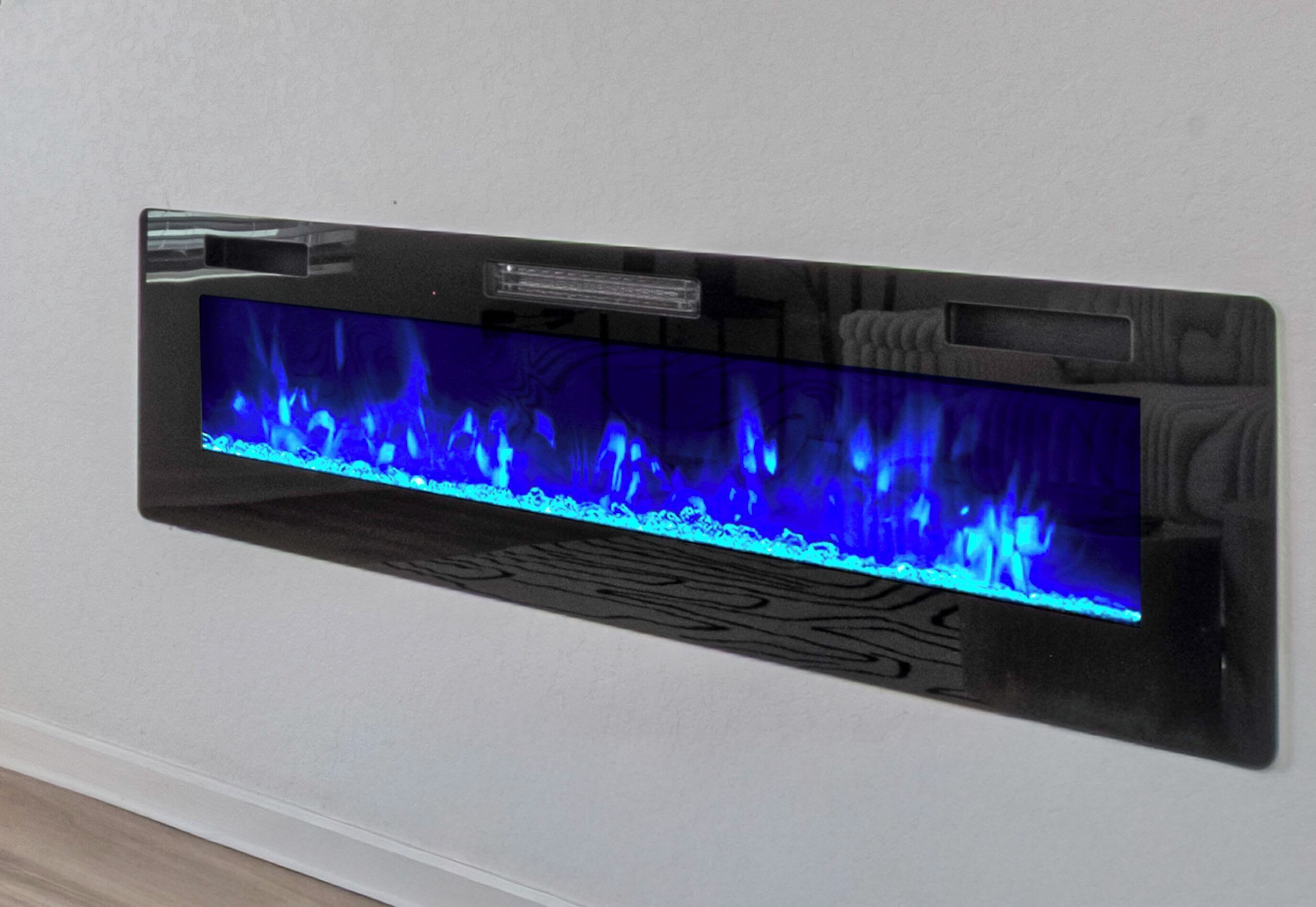 Um aquário fixado na parede com um cenário aquático azul.
