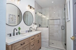 House (4 Bedrooms) | Bathroom | Combined shower/tub, towels, shampoo