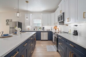 Casa (4 Bedrooms) | Cozinha privada | Micro-ondas, fogão, cafeteira/chaleira, mesas de jantar