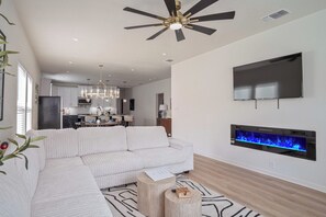 Casa (4 Bedrooms) | Área de estar | TV 50 polegadas com canais digitais