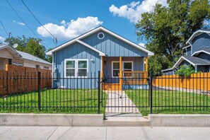 Front of property - Enjoy 4br/3ba Comfort & Convenience Near Downtown! (San Antonio)