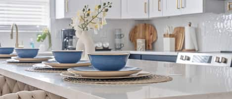 Casa (4 Bedrooms) | Cozinha privada | Micro-ondas, fogão, cafeteira/chaleira, mesas de jantar