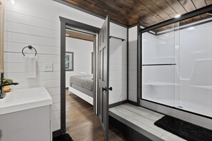 Shower, hair dryer, towels, soap - New Listing Discount! Central, Pickleball, Hot Tub (Sevierville)