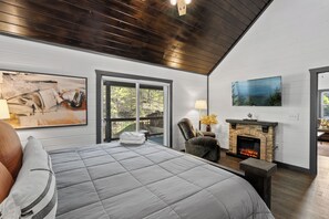 2 bedrooms, iron/ironing board, travel crib, free WiFi