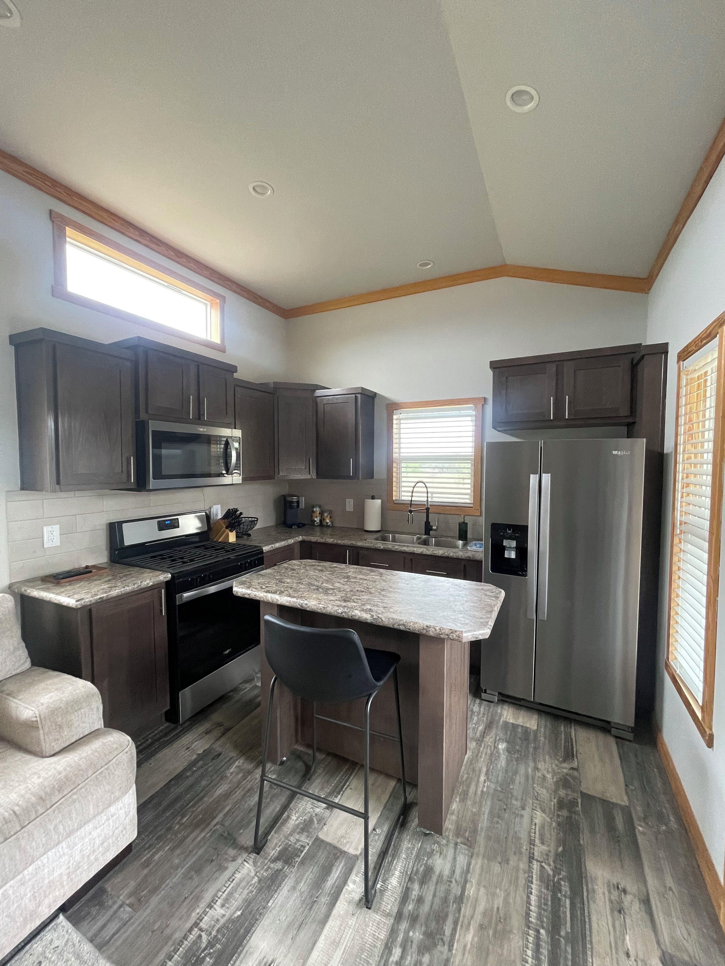 Mikrobølgeovn, ovn, kokeplater og papirhåndklær