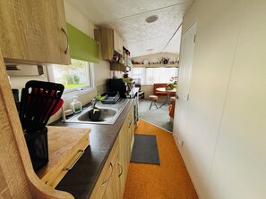 Mikrowelle, Ofen, Wasserkocher mit Kaffee-/Teezubehör, KĂŒchenrolle