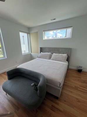 Tabla de planchar con plancha, wifi gratis y ropa de cama