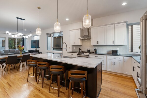 Jääkaappi, mikroaaltouuni, uuni, liesi