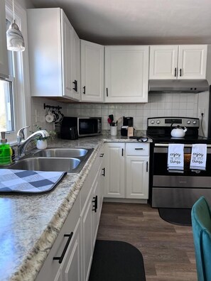 Fridge, microwave, oven, stovetop - The Mendon Oasis - Woonsocket (Woonsocket)