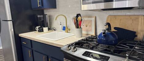 Een koelkast, een microgolfoven, een oven, een kookplaat