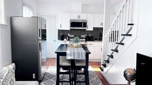 Réfrigérateur, micro-ondes, four, plaque de cuisson