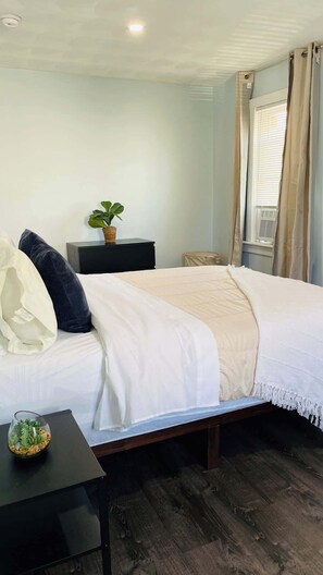 Iron/ironing board, WiFi, bed sheets - Centrally + Conveniently Located (Providence)