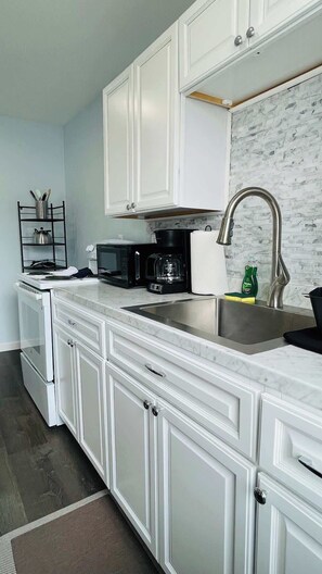 Kühlschrank, Herdplatte, Wasserkocher mit Kaffee-/Teezubehör