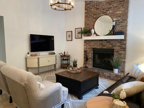 Televisión y chimenea 