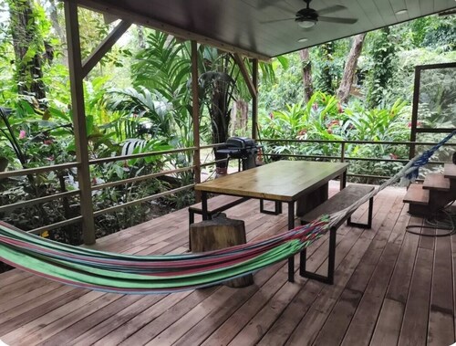 Tiny home nestled in the jungle near surf, snorkel, and wildlife in Bocas.