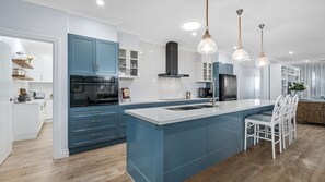 ميكروويف، موقد طهي مسطح، غسالة أطباق، ماكينة لصنع القهوة/الشاي