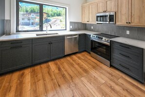 ثلاجة، ميكروويف، فرن، موقد طهي مسطح