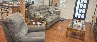 4-bedroom house in adorable Summerville with AC