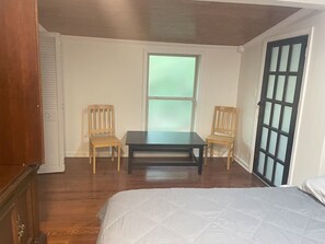 Escritorio, tabla de planchar con plancha, wifi y ropa de cama