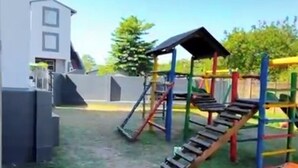 Ein Spielplatz mit Rutschen und Klettergerüsten.