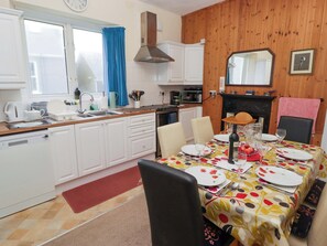 Dining - Gwylan Maisonette (Tenby)
