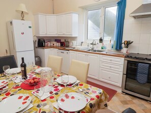 Dishwasher, cookware/dishes/utensils - Gwylan Maisonette (Tenby)